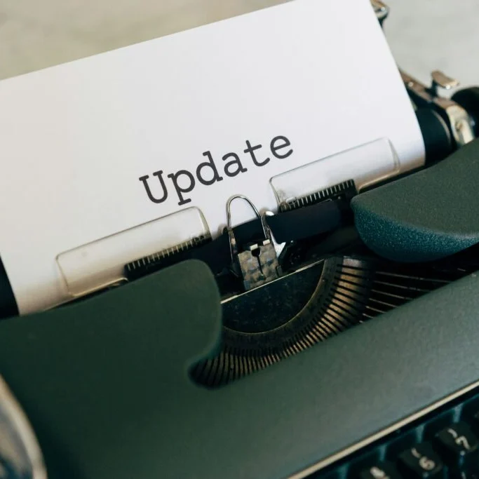 Schreibmaschine mit dem Schriftzug Update.